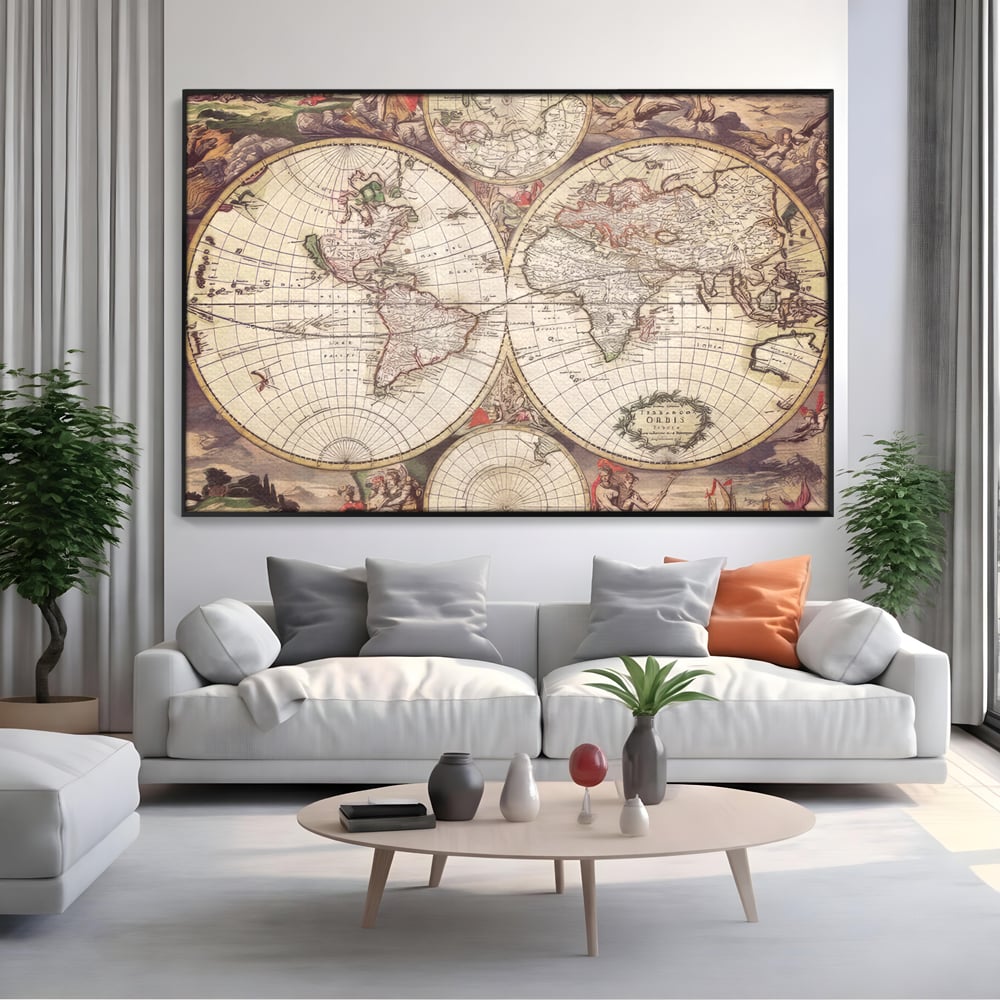 Tablou canvas cu ilustratie veche cu glob pamantesc, in rama de aluminiu negru, pe perete intr-un living